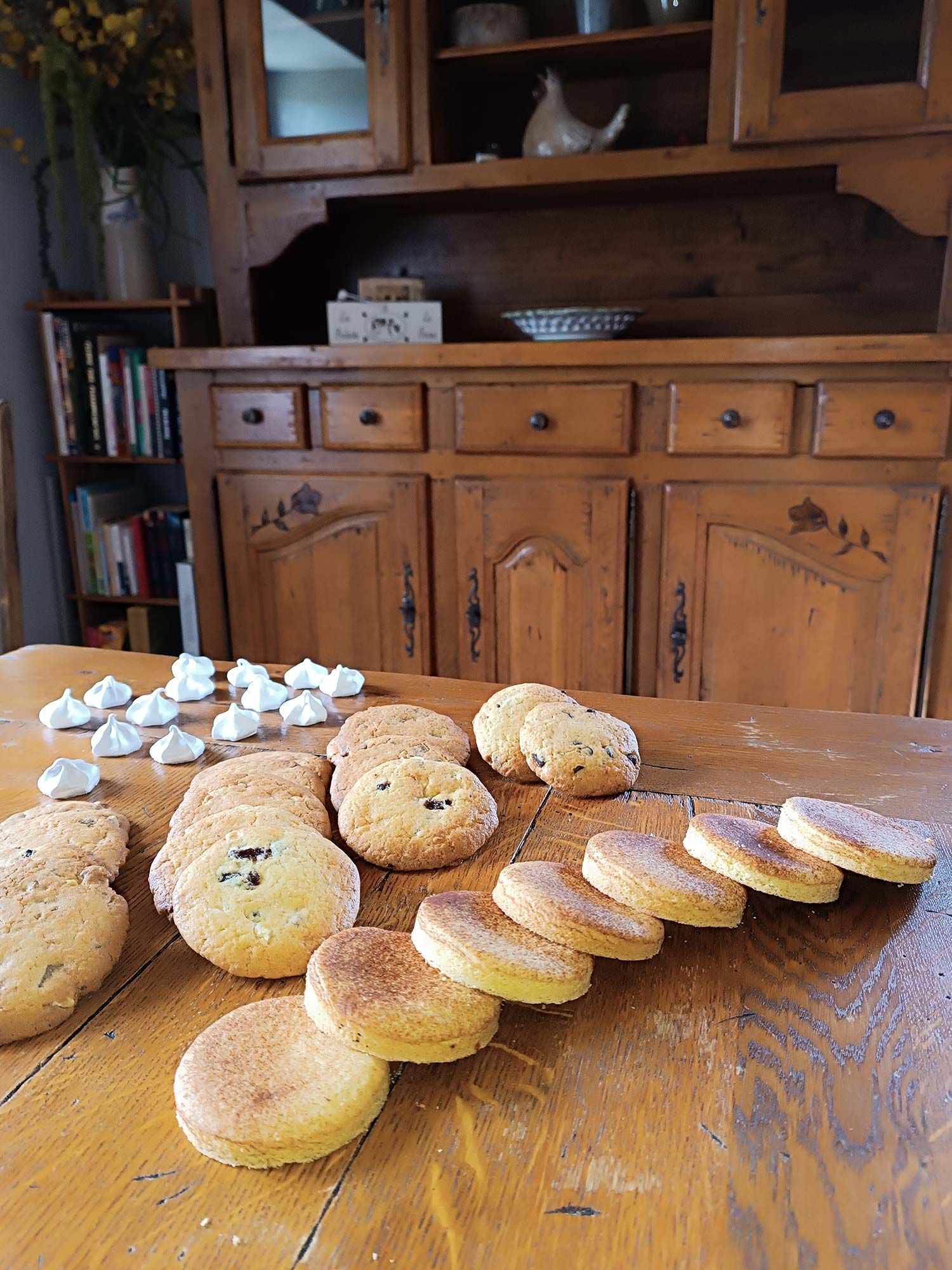Sablés et meringues réalisés par Karine Teulière, biscuiterie Farine & Beurre dans le Cantal.